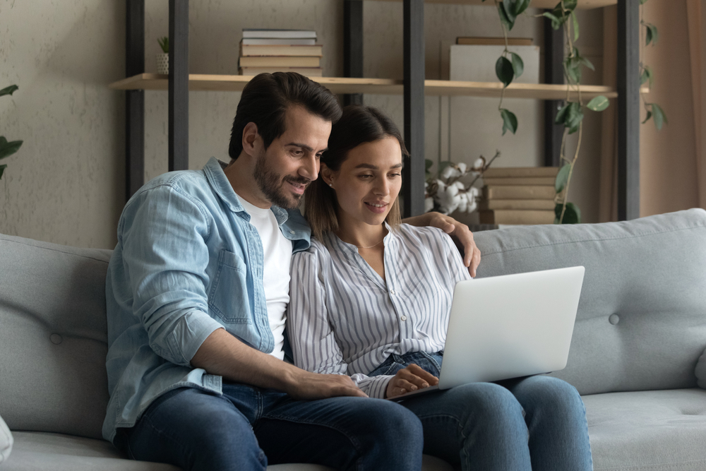 Couple serein pour une gestion de sinistre Dolus-le-Sec efficace