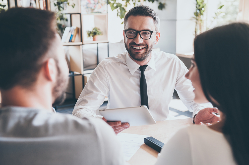 Réunion avec un couple de clients pour une expertise sinistre Centre-Val de Loire